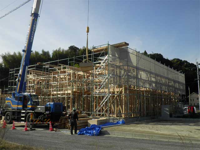 JR慈眼寺駅まで徒歩約４分の絶好の立地条件です。近隣には谷山タワワタウンもあり、楽々買い物にもできます。